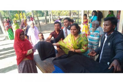 ডোমারে শীতার্তদের মাঝে কম্বল বিতরণ