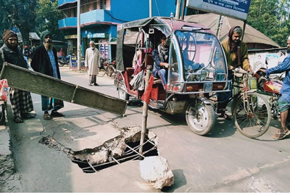 ফরিদপুরে ভাঙা সেতুতে ঝুঁকিপূর্ণ চলাচল