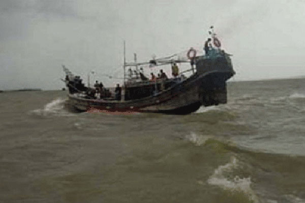 মাছ শিকারে গিয়ে গভীর সাগরে ট্রলারসহ ১৮ জেলে নিখোঁজ