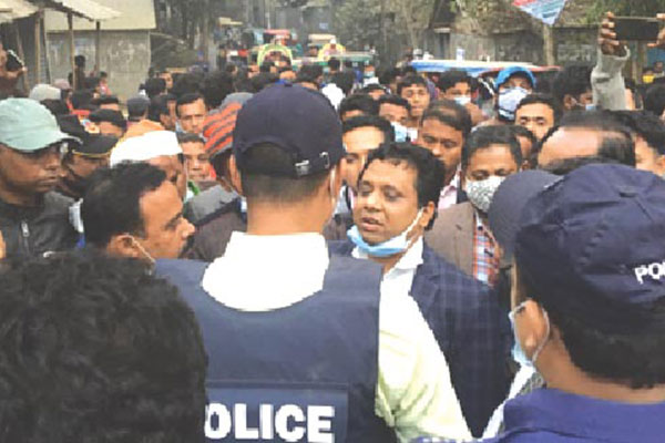 ব্রাহ্মণপাড়ায় পুলিশের বাধায় স্বেচ্ছাসেবক দলের কর্মীসভা পণ্ড