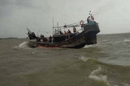 মাছ শিকারে গিয়ে গভীর সাগরে ট্রলারসহ ১৮ জেলে নিখোঁজ