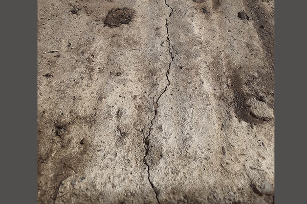 ধোবাউড়ায় নির্মাণ কাজ শেষ না হতেই সড়কে ফাটল