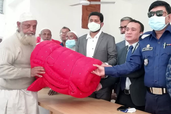 ফরিদপুরে শীতার্তদের মাঝে শীতবস্ত্র বিতরণ
