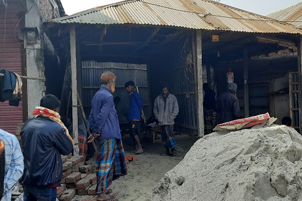 বীরগঞ্জে সরকারি জমি দখল করে দোকান ঘর নির্মাণ