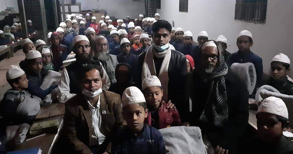 এলাকায় ঘুরে ঘুরে ফুলপুর ইউএনও’র কম্বল বিতরণ