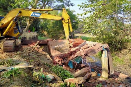 কসবায় সরকারি খাল থেকে অবৈধ স্থাপনা উচ্ছেদ