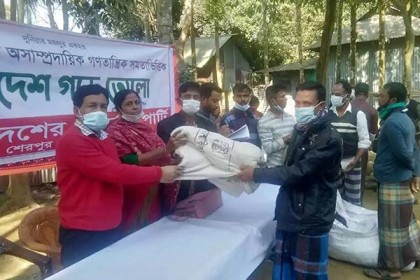 নালিতাবাড়ীতে ওয়ার্কার্স পার্টির শীতবস্ত্র বিতরণ