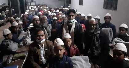 এলাকায় ঘুরে ঘুরে ফুলপুর ইউএনও’র কম্বল বিতরণ