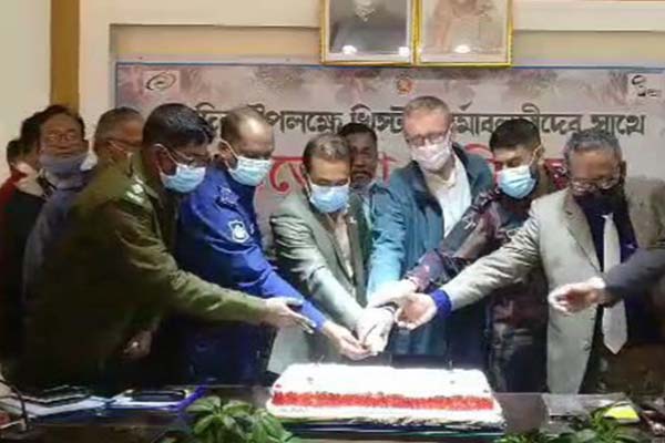 নেত্রকোনায় বড়দিন উপলক্ষে জেলা প্রশাসনের শুভেচ্ছা বিনিময়