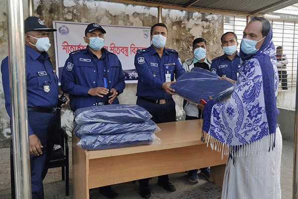 কুড়িগ্রামে হিজরা সম্প্রদায়ের মাঝে কম্বল বিতরণ 