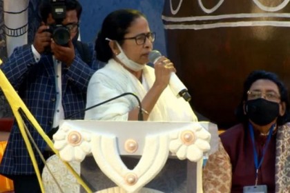 বাংলাকে গুজরাট হতে দেব না: মমতা

