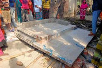 নবাবগঞ্জে সানশেড ধসে প্রাণ গেল বৃদ্ধার