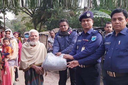 চরভদ্রাসনে পুলিশের উদ্যোগে কম্বল বিতরণ