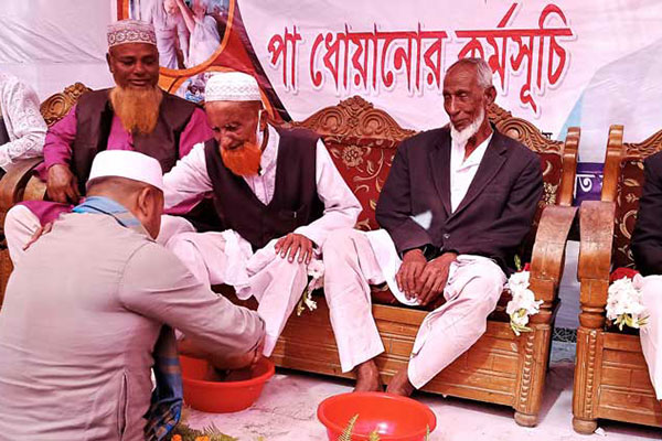 ভোটারদের পা ধুয়ে ‘সম্মান জানালেন’ পরাজিত চেয়ারম্যান প্রার্থী!