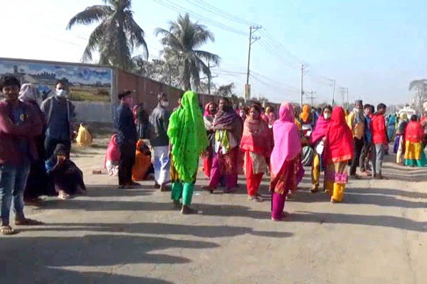 গাজীপুরে বকেয়া বেতনের দাবিতে বিক্ষোভ, সড়ক অবরোধ