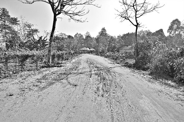 ধূলিময় ৩ কিলোমিটার সড়কে জনদুর্ভোগ