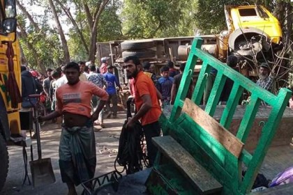 নালিতাবাড়ীতে ট্রাক-ট্রলির মুখোমুখি সংঘর্ষে বৃদ্ধ নিহত