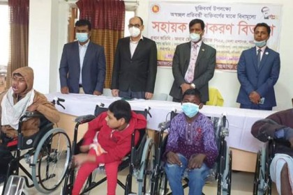নাটোরে মুজিববর্ষ উপলক্ষে হুইল চেয়ার বিতরণ