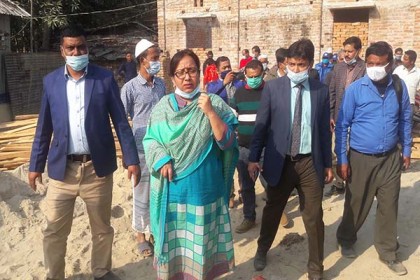 গৃহহীনদের নির্মাণাধীন ঘর পরিদর্শন করলেন আশ্রয়ণ প্রকল্পের পরিচালক