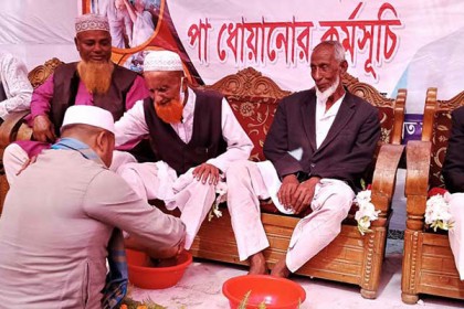 ভোটারদের পা ধুয়ে ‘সম্মান জানালেন’ পরাজিত চেয়ারম্যান প্রার্থী!