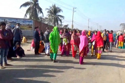 গাজীপুরে বকেয়া বেতনের দাবিতে বিক্ষোভ, সড়ক অবরোধ
