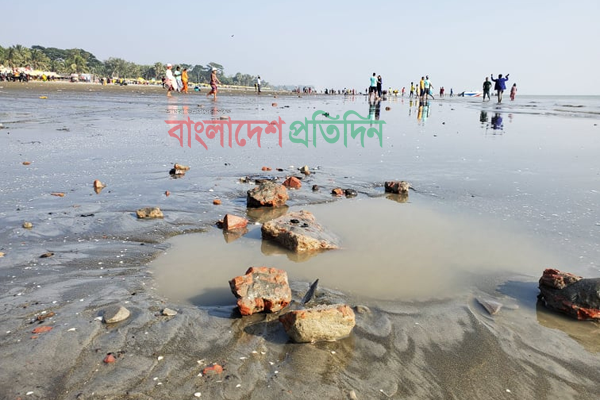 কুয়াকাটা সমুদ্র সৈকতজুড়ে যত্রতত্র ইট-সুরকি-ভবনের ভগ্নাংশ!