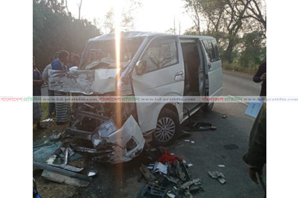 নাটোরে ট্রাক-মাইক্রোবাস সংঘর্ষ, প্রাণে বাঁচলেন ১২ যাত্রী
