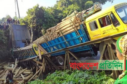 খাগড়াছড়িতে বেইলি সেতু ভেঙে গাছ বোঝাই ট্রাক খালে