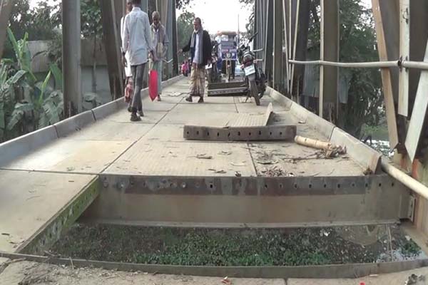 নেত্রকোনায় সেতুতে মানুষের দুর্ভোগ 