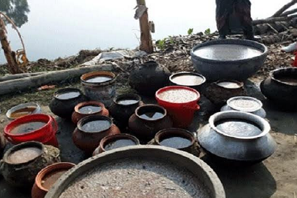 গুরুদাসপুরে চোলাই মদসহ ৩ জন আটক