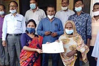 গৃহহীন ঝুরমান বেওয়াকে বাড়ি উপহার দিলেন প্রধানমন্ত্রী