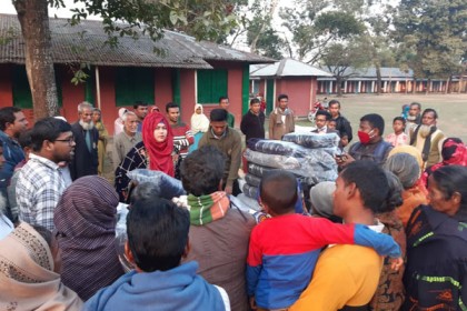 পঞ্চগড়ে শীতার্তদের মাঝে কম্বল বিতরণ