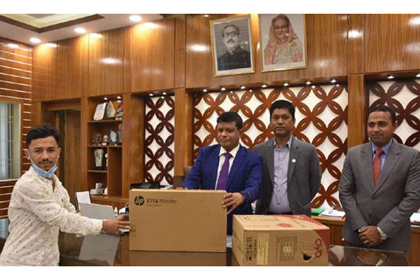 প্রধানমন্ত্রীকে এসএমএস করে কম্পিউটার পেলেন তরুণ

