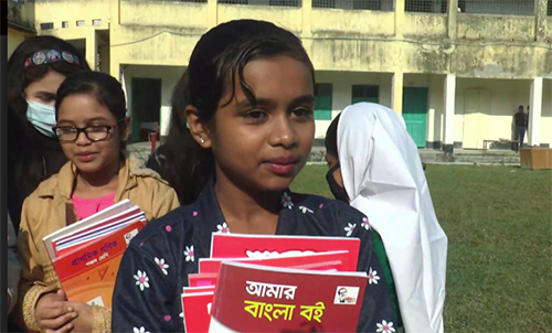 ভোলায় স্বাস্থ্যবিধি মেনে শিক্ষার্থীদের মাঝে নতুন বই বিতরণ