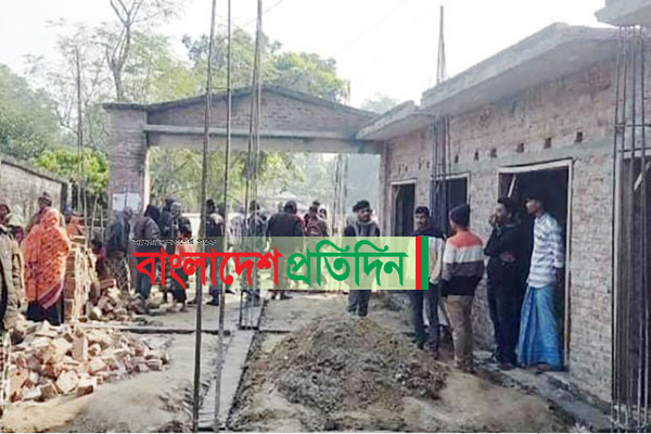 ‌‘স্কুলের সভাপতি হতে না পারায়’ স্কুলগেট বন্ধ করে দোকান নির্মাণ 
