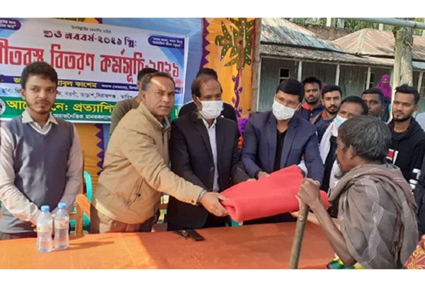 সিরাজগঞ্জের তাড়াশে হতদরিদ্রদের মাঝে কম্বল বিতরণ

