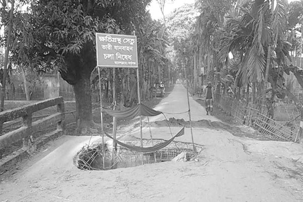 ভাঙা সেতুতে ঝুঁকি নিয়ে চলাচল