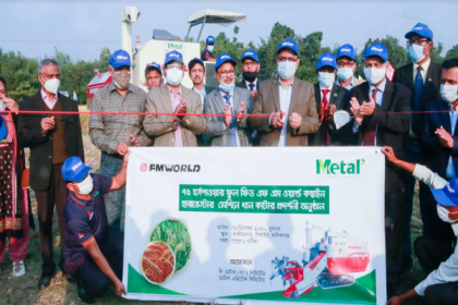 মেটালের ৭৫হর্স পাওয়ার'র ফুলফিড এফ এম ওয়ার্ল্ড কম্বাইন হারভেস্টারের মাঠ প্রদর্শনী