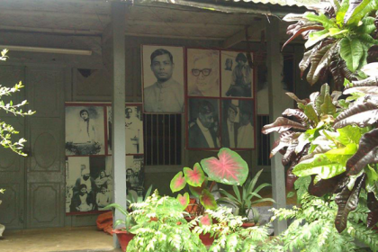 অযত্ন আর অবহেলায় পড়ে আছে পল্লী কবি জসীমউদদীনের বাড়ী