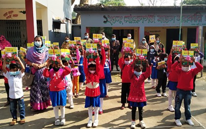 মোরেলগঞ্জে ৫৪ হাজার শিক্ষার্থীর হাতে নতুন বই