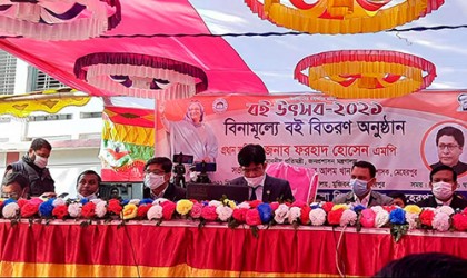 মেহেরপুরে প্রাথমিক বিদ্যালয়ের শিক্ষার্থীদের মাঝে বই বিতরণ