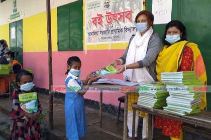 নতুন বইয়ের ঘ্রাণে মাতোয়ারা সিলেটের শিশুরা

