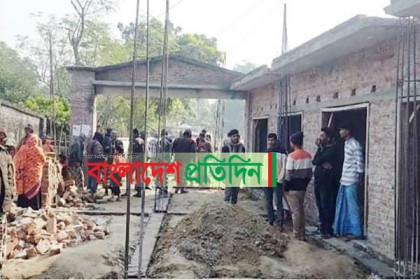 ‌‘স্কুলের সভাপতি হতে না পারায়’ স্কুলগেট বন্ধ করে দোকান নির্মাণ 
