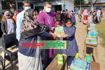 মানিকগঞ্জে বছরের প্রথম দিনে শিক্ষার্থীদের হাতে নতুন বই 

