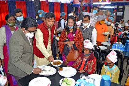 এতিম ও পথশিশুদের খাবার দিল বগুড়ার আকবরিয়া 
