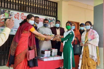 নেত্রকোনায় শিক্ষার্থীদের মাঝে বই বিতরণ