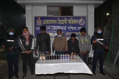 মোংলায় ২৬ বোতল বিদেশী মদসহ ৫ পাচারকারী আটক