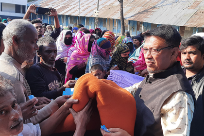 নোয়াখালীতে শীতার্তদের মাঝে কম্বল বিতরণ