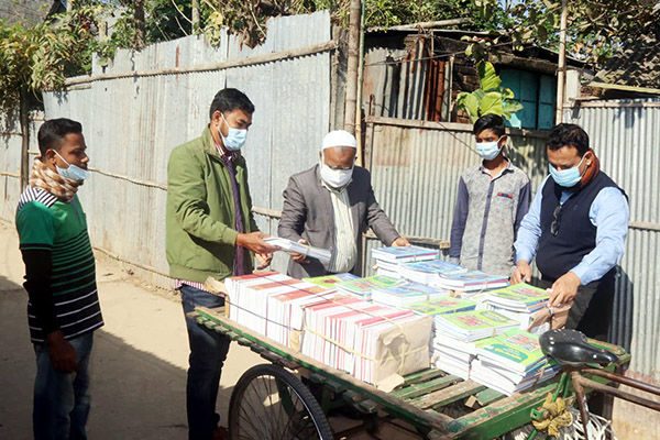 ভ্যানে করে শিক্ষার্থীদের বাড়ি বই পৌঁছে দিলেন শিক্ষকরা