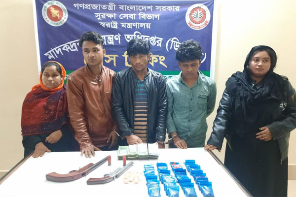 টেকনাফে অস্ত্র ইয়াবা নগদ টাকাসহ আটক ৫

